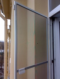 Москитная сетка на балконную дверь — типы конструкции и процесс изготовления